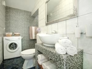 Et badeværelse på Apartment Fila-2 by Interhome