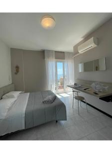 a bedroom with a bed and a desk and a window at La Casa sul Mare - Monterosso - Cinque Terre in Monterosso al Mare