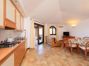 Η κουζίνα ή μικρή κουζίνα στο Holiday Home Corbezzolo 11 - Vista Village by Interhome