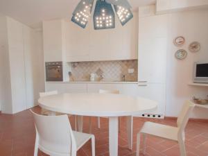 Capo D'ArcoにあるApartment Capo d'Arco-2 by Interhomeのキッチン(白いテーブル、白い椅子付)