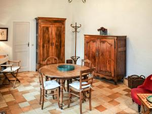 リュイーヌにあるHoliday Home Le Coteau Fleury by Interhomeのダイニングルーム(木製テーブル、椅子付)