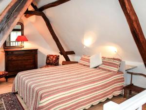 リュイーヌにあるHoliday Home Le Coteau Fleury - LYE100 by Interhomeのベッドルーム1室(ベッド1台、屋根裏部屋の椅子付)