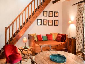 een woonkamer met een bank en een tafel bij Holiday Home Le Coteau Fleury by Interhome in Luynes