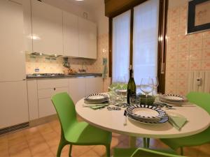 ラパッロにあるApartment Park Apartment by Interhomeのキッチン(テーブル、緑の椅子、ワイン1本付)