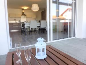 una mesa con dos copas de vino y una licuadora. en Apartment Xabadenia-1 by Interhome, en Bidart