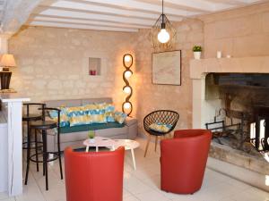 レスティニエにあるHoliday Home Les Mailloches - REE100 by Interhomeのリビングルーム(ソファ、暖炉付)