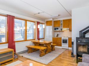 eine Küche mit Holztisch und Herd in der Unterkunft Holiday Home Karhunvartijan pirtti b2 by Interhome in Ruka
