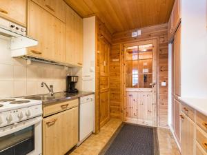 Holiday Home Mestarikämpät b10 by Interhomeにあるキッチンまたは簡易キッチン