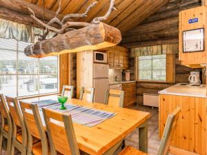 comedor con mesa y sillas en una cabaña en Holiday Home Kelokieppi by Interhome en Ruka