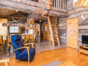 comedor y sala de estar en una cabaña de madera en Holiday Home Kelokieppi by Interhome en Ruka