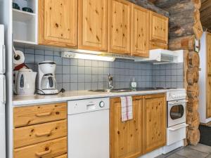ルカにあるHoliday Home Pihlakieppi 2 by Interhomeのキッチン(木製キャビネット、白い電化製品付)