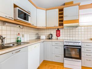 Kuchyň nebo kuchyňský kout v ubytování Holiday Home Rukan seitakallio 1- siula by Interhome