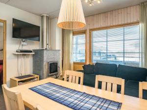 Et tv og/eller underholdning på Holiday Home Rukatonttu 55-d21 by Interhome