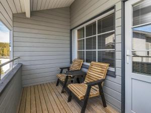 En balkon eller terrasse på Holiday Home Rukatonttu 55-d21 by Interhome