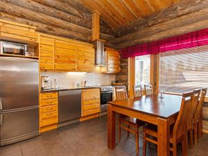 ルカにあるHoliday Home Tokka 2 by Interhomeの木製の天井、テーブル付きのキッチンが備わります。
