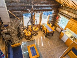 an overhead view of a dining room in a log cabin at Holiday Home Rinnekieppi 2 by Interhome in Ruka