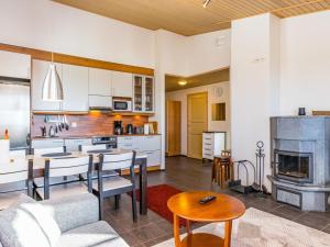 eine Küche und ein Wohnzimmer mit einer Couch und einem Tisch in der Unterkunft Holiday Home Länsirinne e 20 by Interhome in Ruka