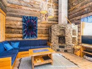 ルカにあるHoliday Home Rinnekieppi 2 by Interhomeのリビングルーム(青いソファ、石造りの暖炉付)