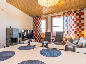 ein Wohnzimmer mit Sofa und Tisch in der Unterkunft Holiday Home Länsirinne e 20 by Interhome in Ruka