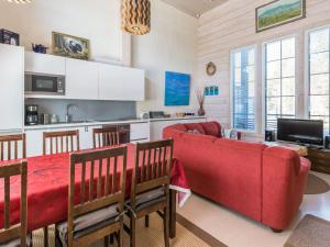 ルカにあるHoliday Home Poropahta b by Interhomeのリビングルーム(赤いソファ付)、キッチン