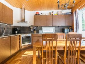 ルカにあるHoliday Home Luppoaika by Interhomeのキッチン(木製テーブル、木製キャビネット付)