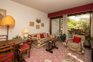 a living room with a couch and a table at Imperiale Apartment in Forte dei Marmi