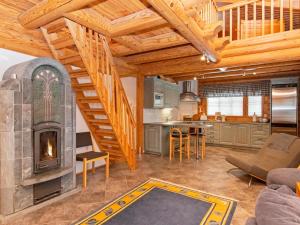 una gran sala de estar con chimenea y una escalera en Holiday Home Rukasilva by Interhome en Ruka