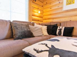 salon z kanapą z poduszkami w obiekcie Holiday Home Sini-ruka 1 by Interhome w mieście Ruka