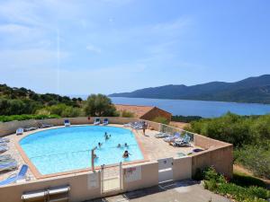 Вид на бассейн в Holiday Home Alba Rossa - SFO100 или окрестностях