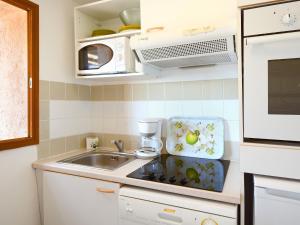 Кухня или мини-кухня в Holiday Home Alba Rossa - SFO100 by Interhome
