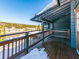 un balcone di una casa con neve per terra di Holiday Home Vuosselinkulma 4 by Interhome a Ruka
