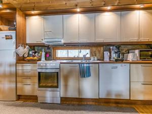 A kitchen or kitchenette at Holiday Home Seitsemän savua 4 by Interhome