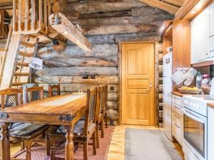 ルカにあるHoliday Home Seitsemän savua 4 by Interhomeのキッチン(木製のテーブル、椅子、階段付)
