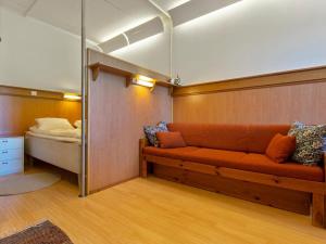 - un salon avec un canapé et un lit dans l'établissement Holiday Home Vuosselin helmi c25 by Interhome, à Ruka