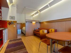 ルカにあるHoliday Home Vuosselin helmi c25 by Interhomeのテーブル、ソファ、ベッドが備わる客室です。