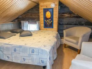 レヴィにあるHoliday Home Kekkonen 1 by Interhomeのベッドルーム1室(ベッド1台、椅子付)