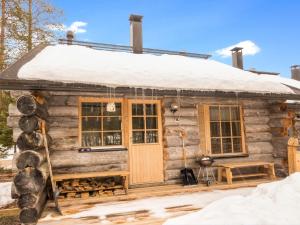 レヴィにあるHoliday Home Kekkonen 1 by Interhomeの屋根に雪が積もった丸太キャビン