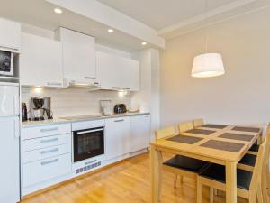 Virtuvė arba virtuvėlė apgyvendinimo įstaigoje Holiday Home Ruka ski chalets 64- 1210 by Interhome