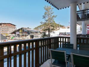 eine Terrasse mit Tisch und Stühlen auf einem Balkon in der Unterkunft Holiday Home Ruka ski chalets 64- 1210 by Interhome in Ruka + 13 Fotos