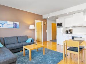 ein Wohnzimmer mit Sofa und Tisch in der Unterkunft Holiday Home Ruka ski chalets 64- 1210 by Interhome in Ruka