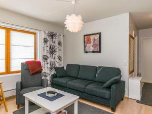 ein Wohnzimmer mit Sofa und Tisch in der Unterkunft Holiday Home Karhunvartijan kota b1 by Interhome in Ruka