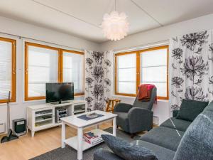 ein Wohnzimmer mit Sofa und Fernseher in der Unterkunft Holiday Home Karhunvartijan kota b1 by Interhome in Ruka