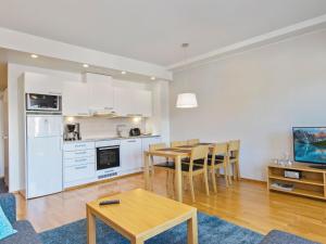 eine Küche und ein Wohnzimmer mit Tisch und Stühlen in der Unterkunft Holiday Home Ruka ski chalets 64- 1210 by Interhome in Ruka