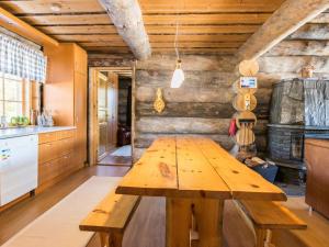 een keuken met een houten tafel in een kamer bij Holiday Home Iso-karhu by Interhome in Ruka