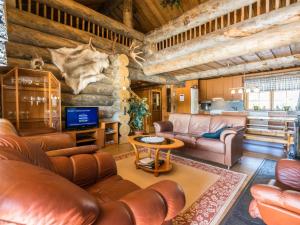 een woonkamer met leren banken en een tv bij Holiday Home Iso-karhu by Interhome in Ruka