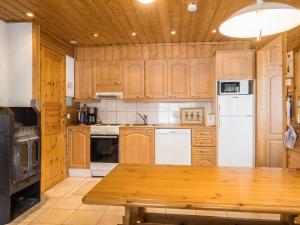 レヴィにあるHoliday Home Hirvas levi 1 by Interhomeのキッチン(木製キャビネット、木製テーブル付)