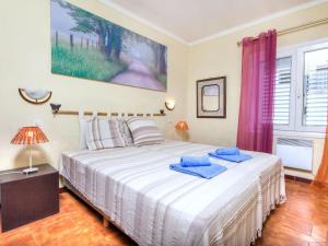 een slaapkamer met een groot bed met blauwe handdoeken bij Holiday Home Afrodita by Interhome in L'Escala