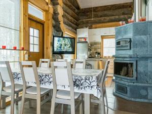 eine Küche und ein Esszimmer mit einem Tisch und Stühlen in der Unterkunft Holiday Home Kotkanpesä by Interhome in Levi