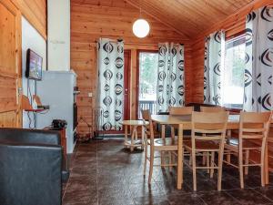 ein Esszimmer mit einem Tisch und Stühlen in der Unterkunft Holiday Home Rovarakka 1 a by Interhome in Levi
