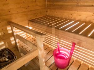 eine rosa Tasse auf einem Tisch in einer Sauna in der Unterkunft Holiday Home Hirvas levi 2 by Interhome in Levi